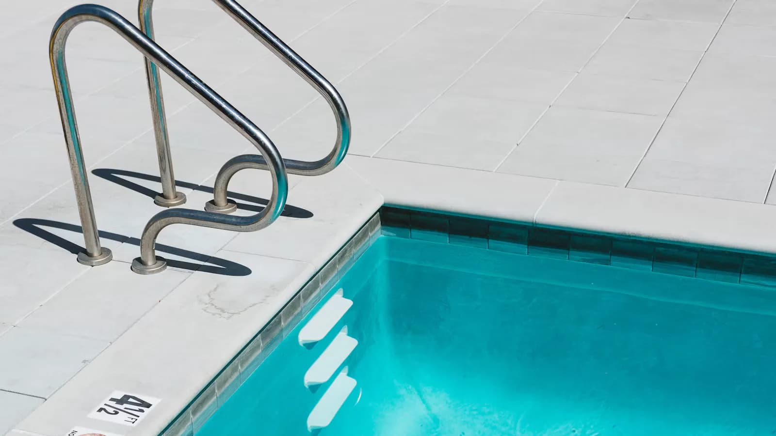 Piscina azul com água limpa pronta para a rotina semanal