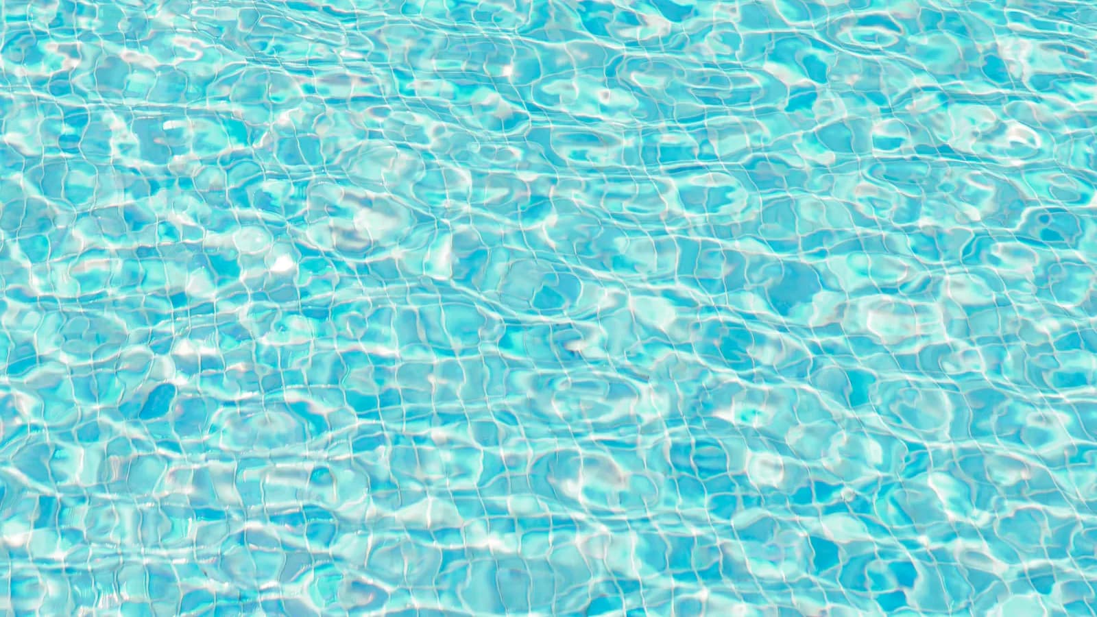 Piscina azul com água cristalina, resultado de um bom sistema de filtragem