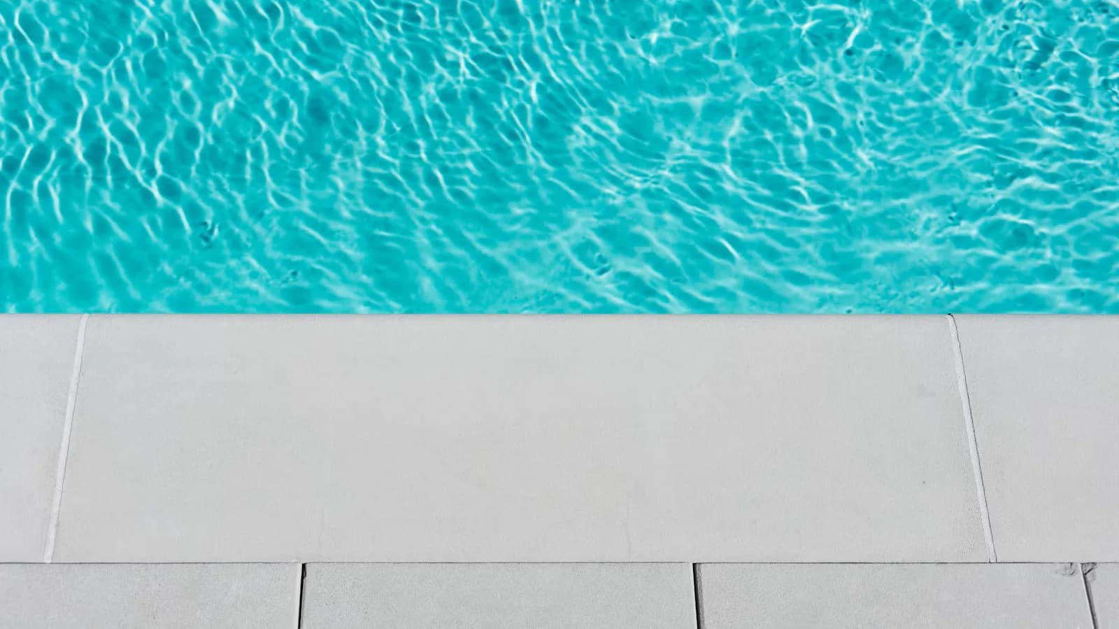 Piscina azul com água limpa e superfície tranquila